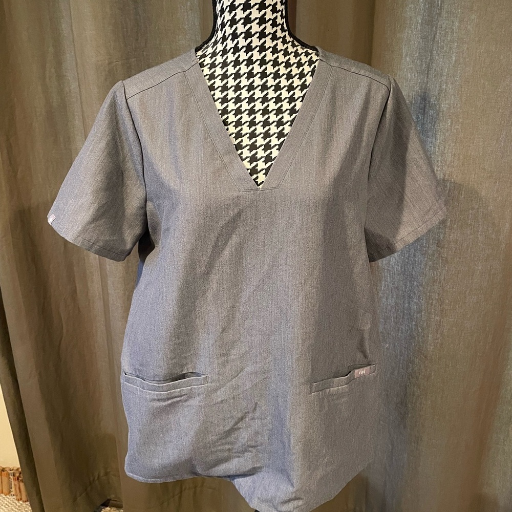 Figs Casma Three-Pocket Scrub Top, size large, color graphite
